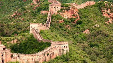 The Great Wall of China, A Symphony of Percussive Textures and Eerie Synth Drones